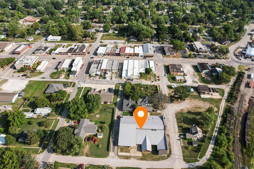 More Photos Of 121 S Nelson Ave, Gentry Light Manufacturing For Sale