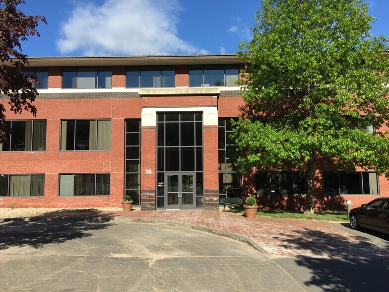 More Photos Of 10 Waterside Dr, Farmington Office For Lease