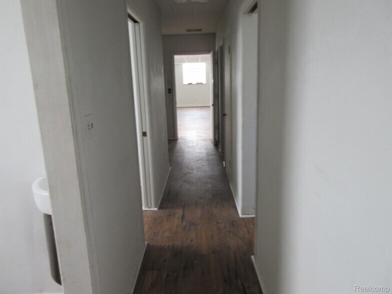 More Photos Of 19150 Kelly Rd, Detroit Office For Sale
