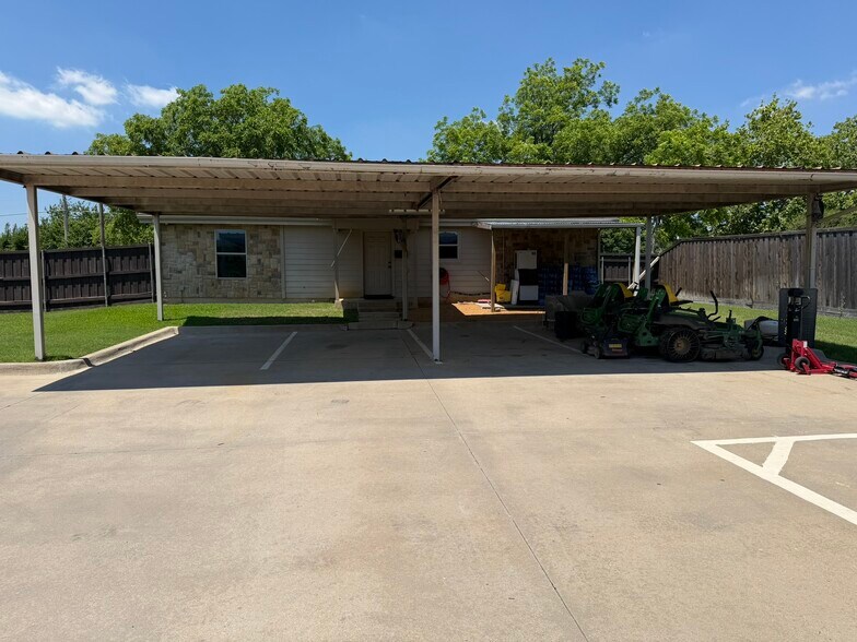 More Photos Of 414 N Kealy Ave, Lewisville Office For Sale
