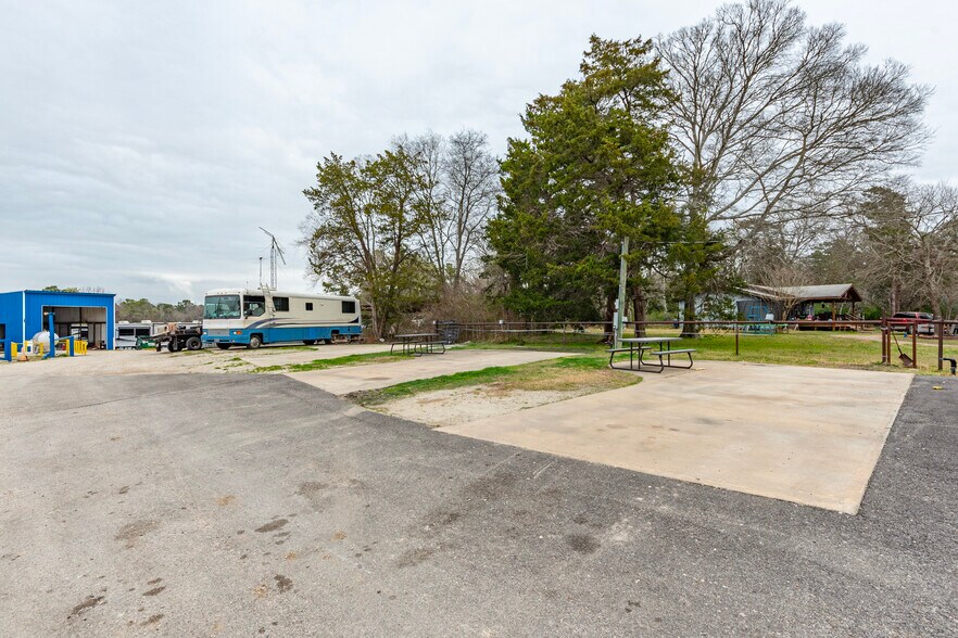 More Photos Of 11400 Thousand Trl, Willis Trailer Camper Park For Sale