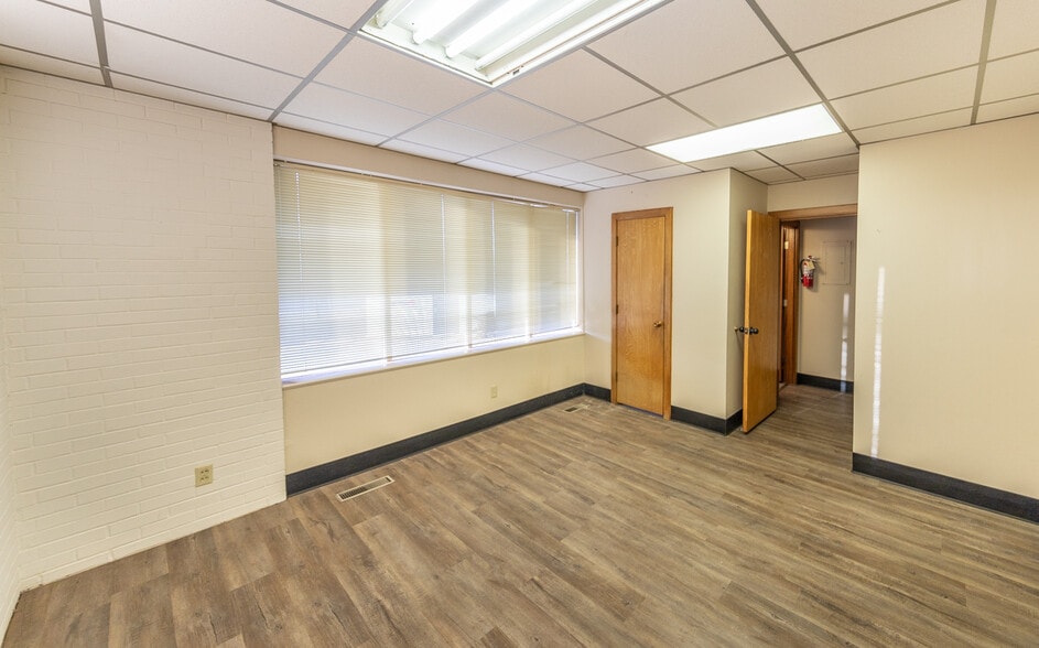 More Photos Of 5 Briercroft Office Park, Lubbock Office For Sale