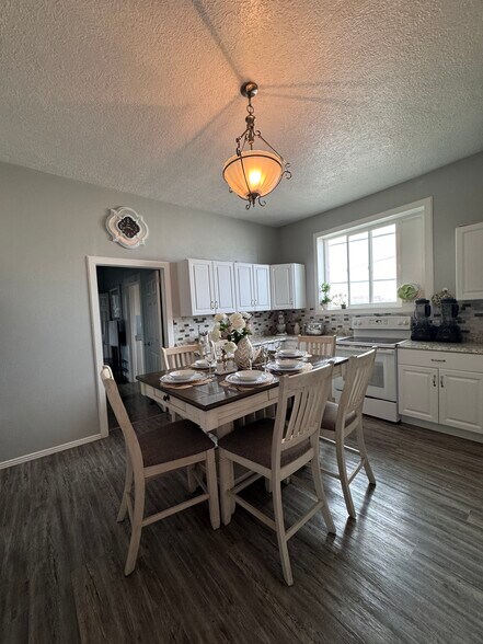 More Photos Of 1221 Overland Ave, Burley Storefront For Sale