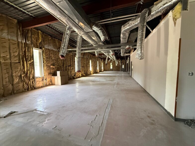 More Photos Of 1500 N Longstreet St, Kingstree Light Distribution For Sale