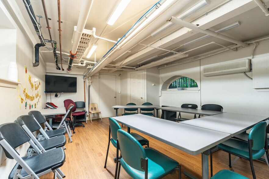 More Photos Of 200 Camp Hill Rd, Fort Washington Specialty For Sale