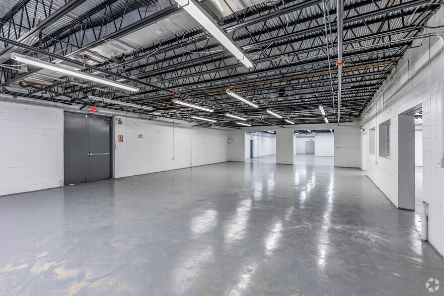 More Photos Of 2401 72nd St N, Saint Petersburg Manufacturing For Sale