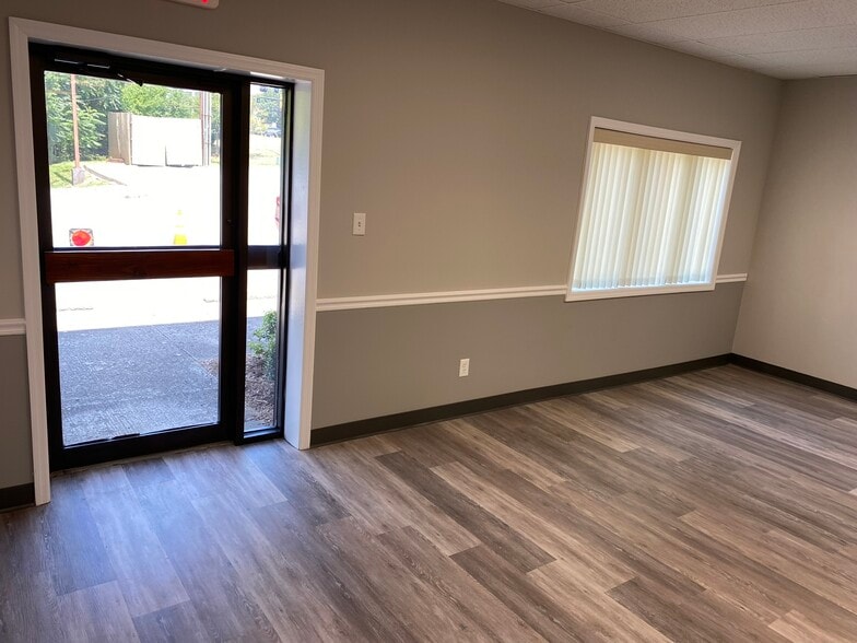 More Photos Of 10805 Kingston Pike, Knoxville Office For Lease