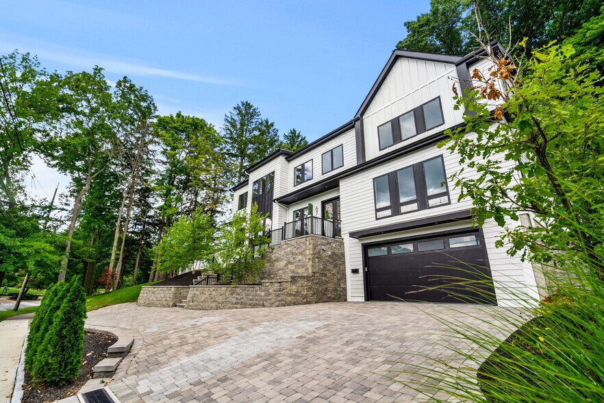 More Photos Of 678 Dedham St, Newton Specialty For Sale