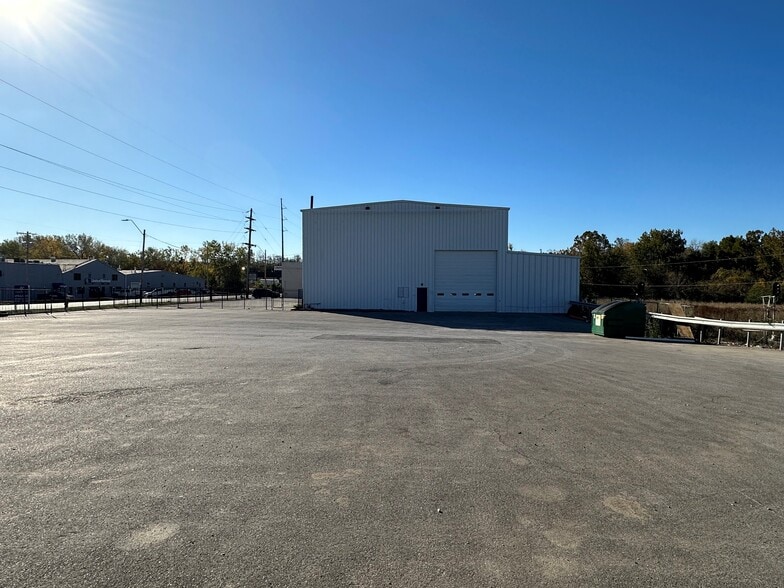 More Photos Of 3490 Manchester Tfwy, Kansas City Warehouse For Lease