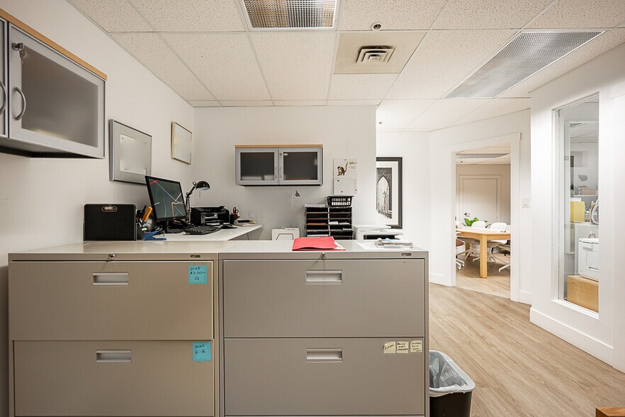 More Photos Of 2458 Haywood Av, West Vancouver Office Residential For Sale