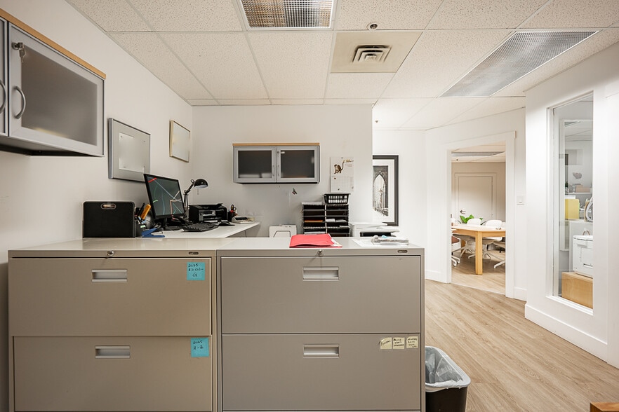 More Photos Of 2458 Haywood Av, West Vancouver Office Residential For Sale