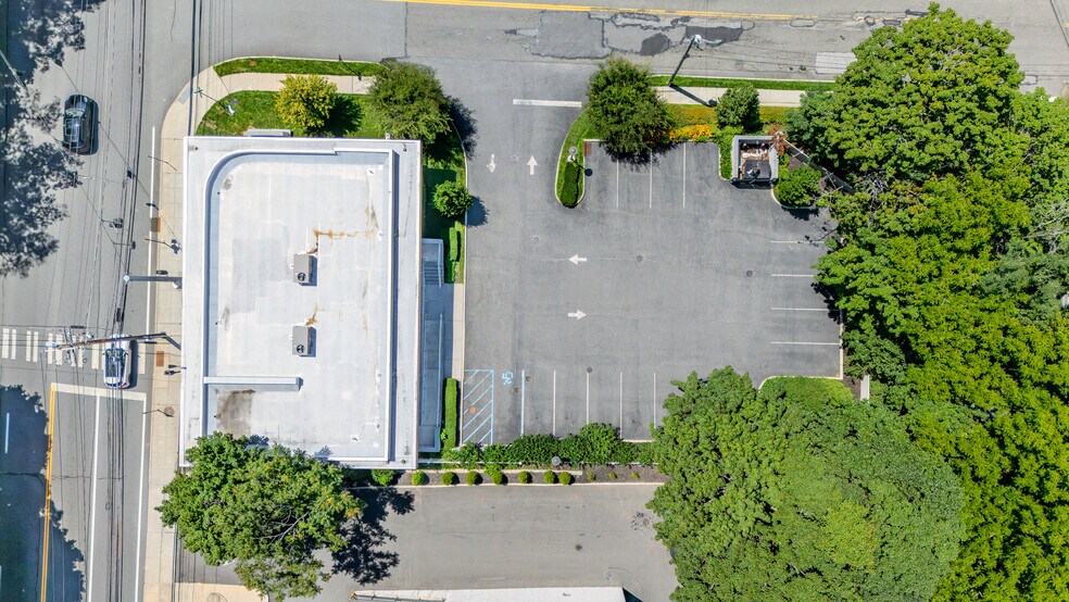 More Photos Of 607 W Jericho Tpke, Huntington General Retail For Lease
