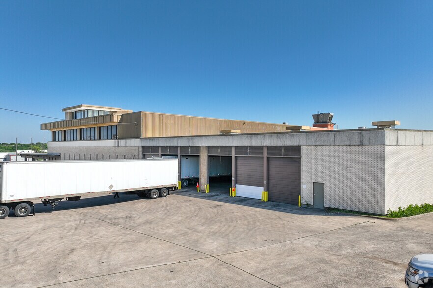 More Photos Of 1300 E Berry St, Fort Worth Warehouse For Lease