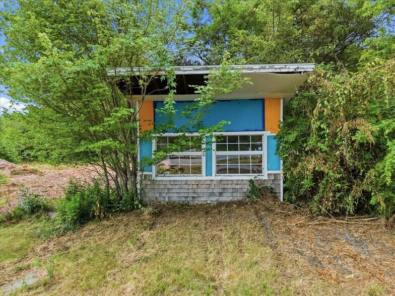 More Photos Of 16 Stonington Rd, Mystic Storefront For Sale