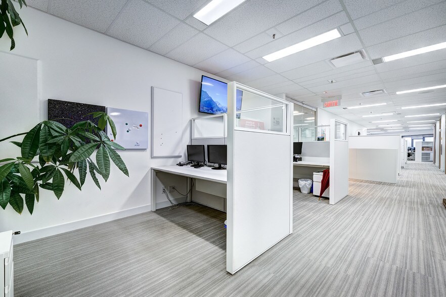 More Photos Of 3500 Boul de Maisonneuve O, Westmount Office Residential For Lease