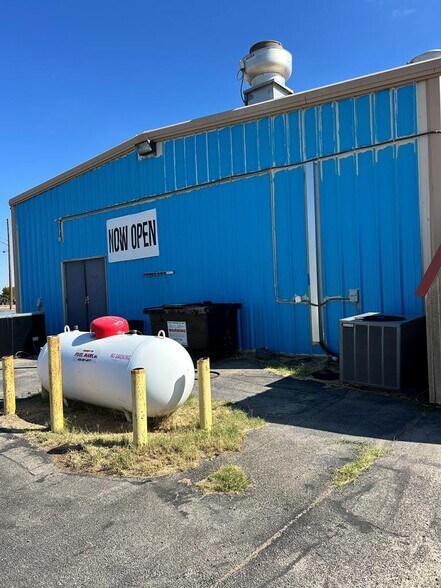 More Photos Of 1613 W Broadway St, Andrews General Retail For Sale