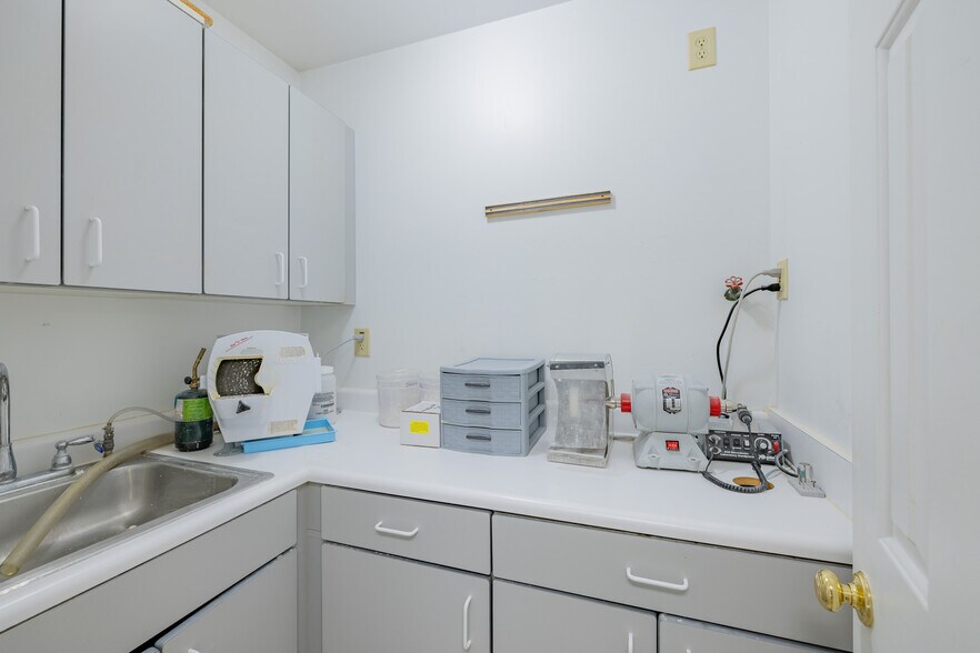 More Photos Of 1941 Euclid Ave, Bristol Medical For Sale