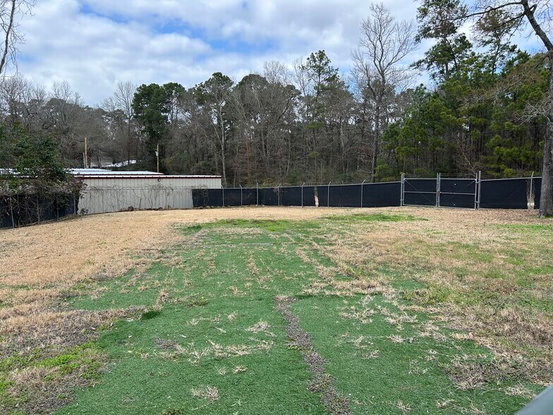More Photos Of 10430 Fm 1097 Rd W, Willis Freestanding For Lease