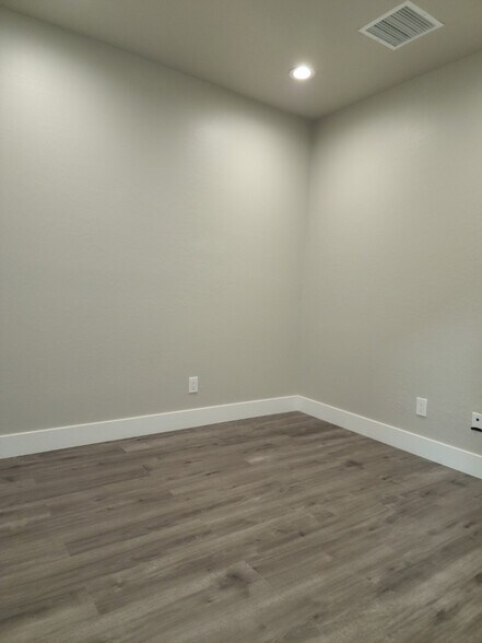 More Photos Of 1459-1523 W Gurley St, Prescott Unknown For Lease