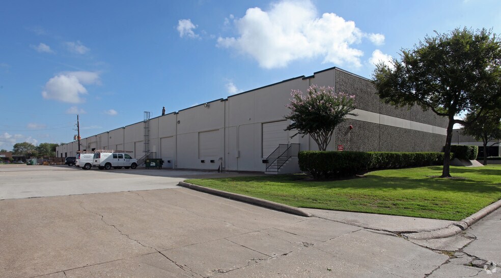More Photos Of 747 Kenrick Dr, Houston Light Distribution For Lease