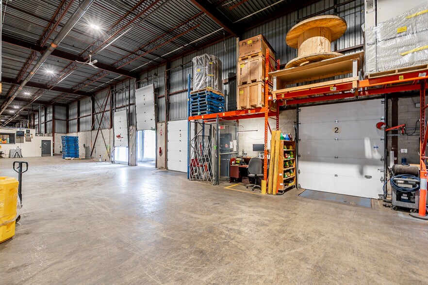 More Photos Of 8100-8200 Boul Cavendish, Saint-Laurent Distribution For Lease