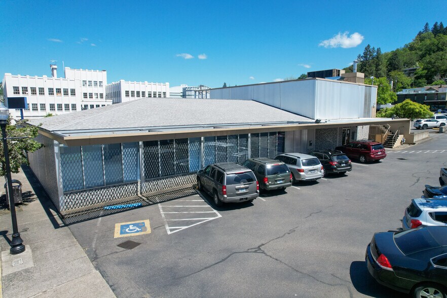 More Photos Of 619 SE Main St, Roseburg Bank For Lease