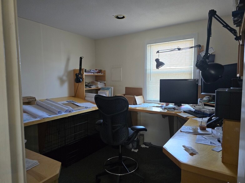 More Photos Of 228 Triangle St, Amherst Office For Sale
