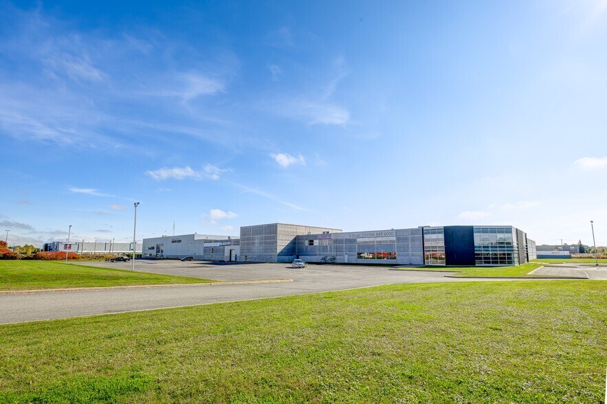 More Photos Of 875 Saint-François, Laval Warehouse For Lease