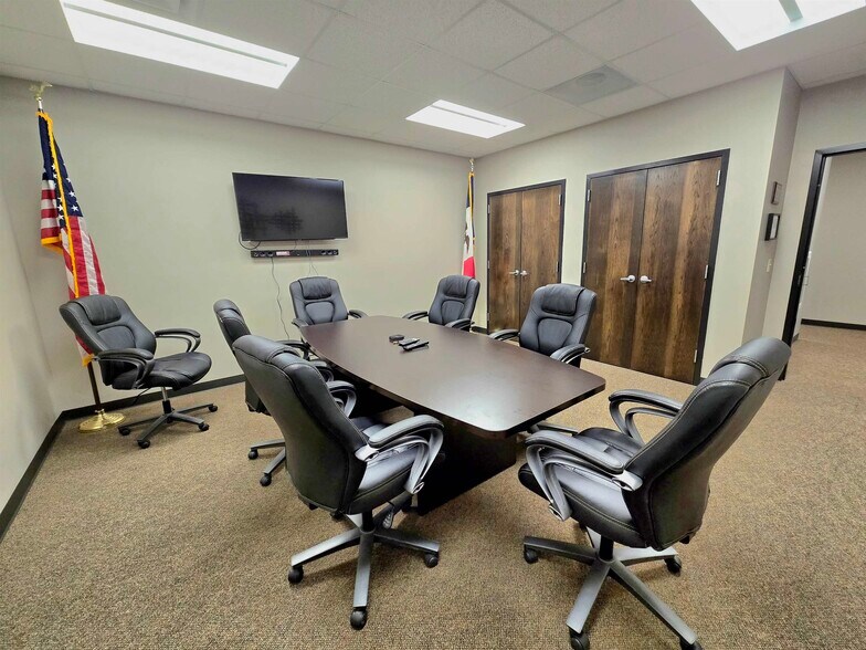 More Photos Of 1545 Associates Dr, Dubuque Office For Lease