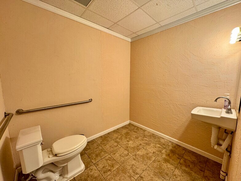 More Photos Of 601 S 9th Ave, Durant Office For Sale