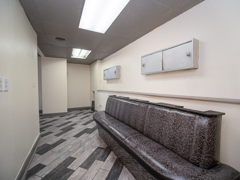 More Photos Of 916 Hempstead Dr, Cincinnati General Retail For Lease