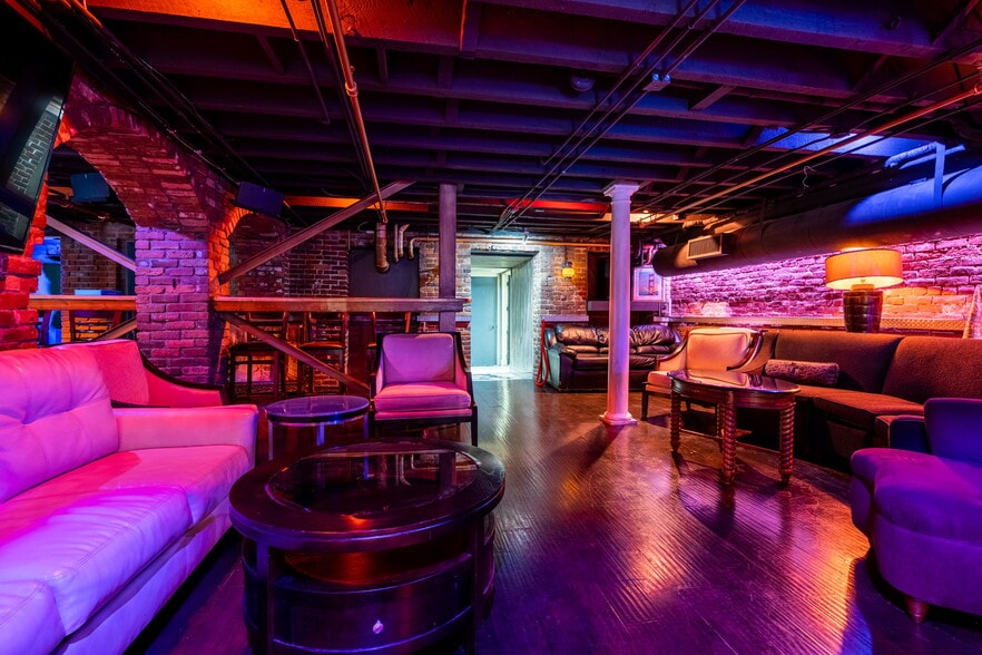 More Photos Of 910 2nd St, Sacramento Bar For Sale