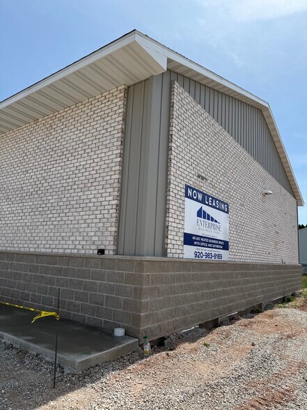 More Photos Of 1405 Enterprise Dr, De Pere Flex For Lease