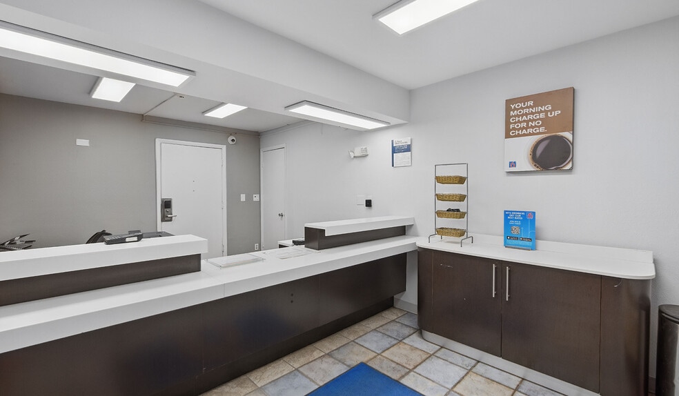 More Photos Of 1600 N Main St, Normal Hotel For Sale