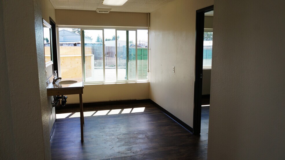 More Photos Of 45 Foley St, Santa Rosa Light Distribution For Lease