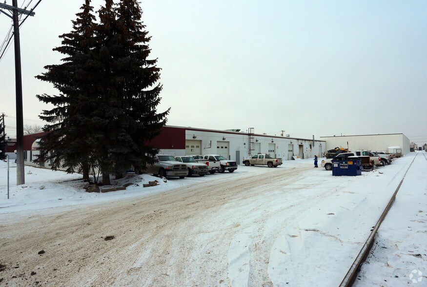 More Photos Of 11613 145th St NW, Edmonton Showroom For Lease