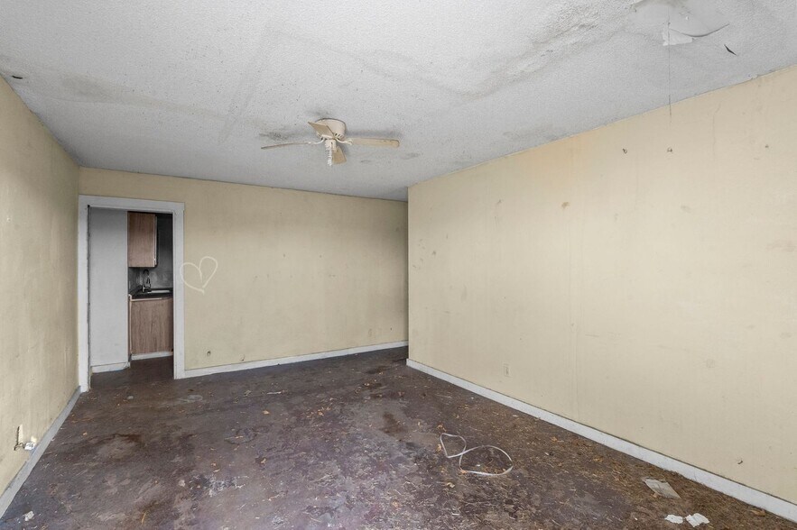 More Photos Of 102 9th St N, Texas City Apartments For Sale