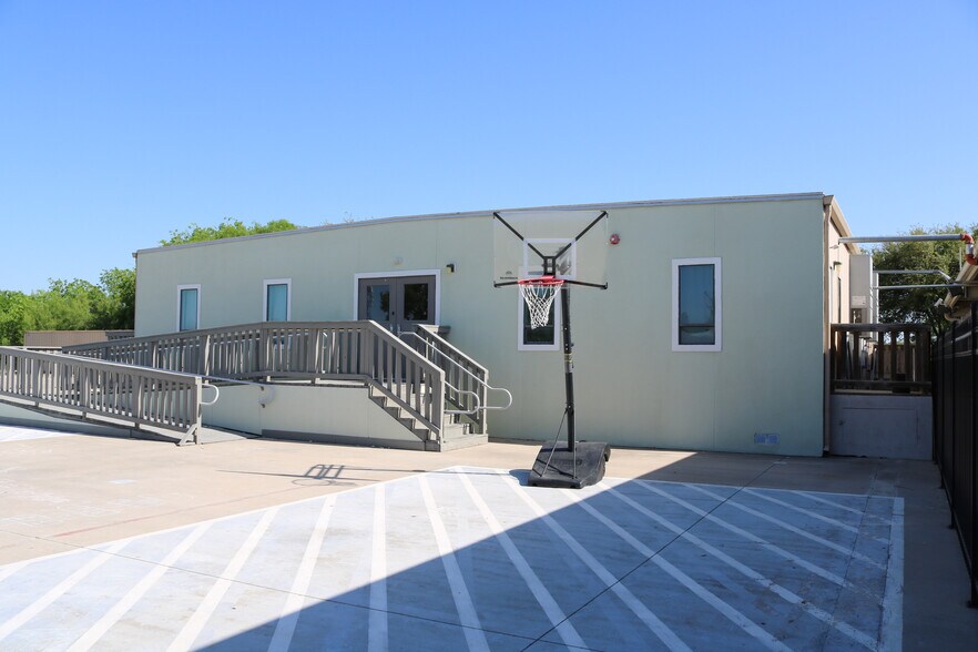 More Photos Of 8531 W Loop 1604 N, San Antonio Office For Sale