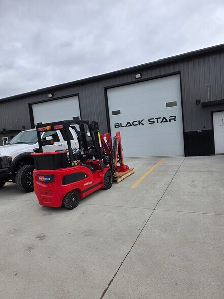 More Photos Of 1409 Lockheed Dr, Bismarck Warehouse For Sale