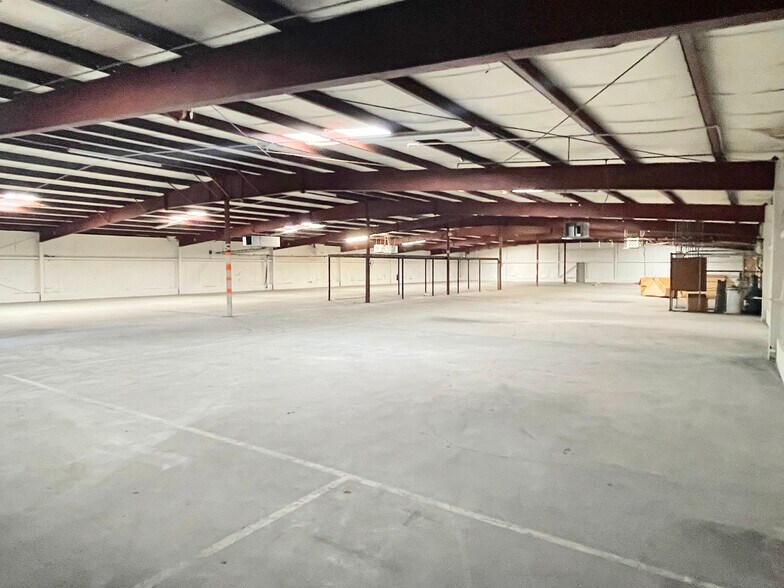 More Photos Of 10980 Enterprise Ave, Bonita Springs Warehouse For Lease