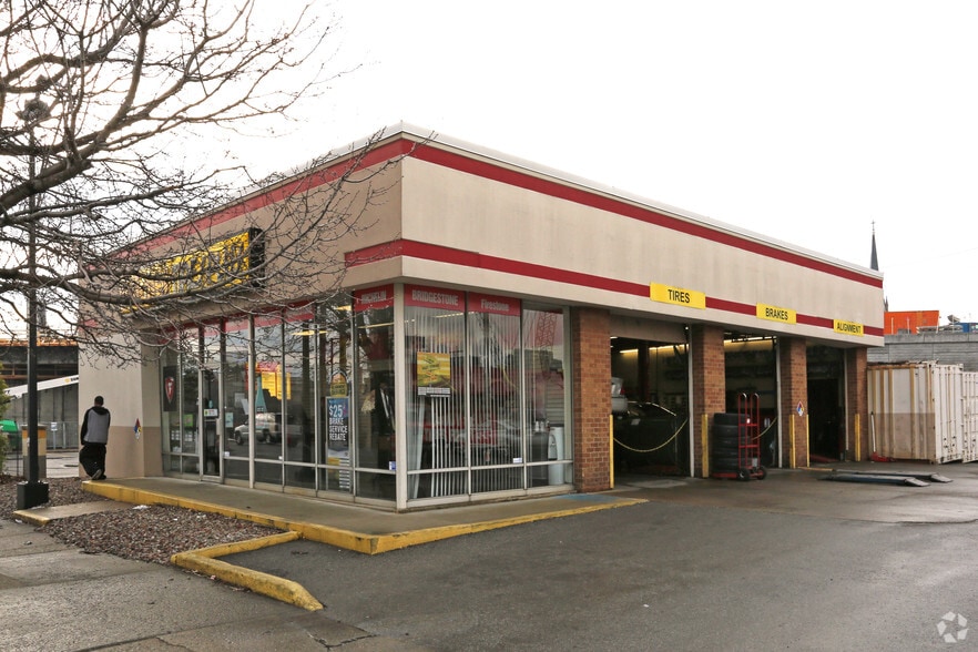 Primary Photo Of 434 E Market St, Louisville Auto Repair For Sale