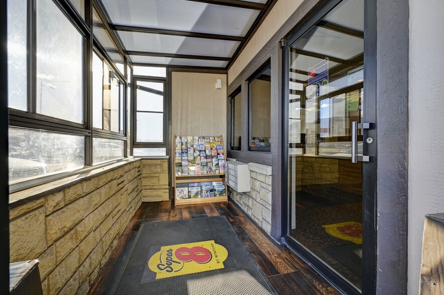 More Photos Of 105 Centennial Dr, Livingston Hotel For Sale