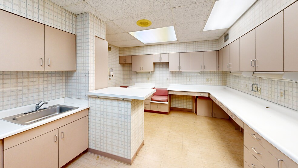 Primary Photo Of 1312 Bishop St, Union City Medical For Sale