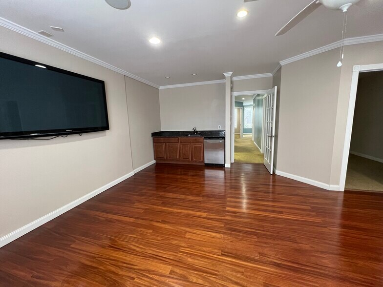 More Photos Of 1060-1064 Laskin Rd, Virginia Beach Office For Sale