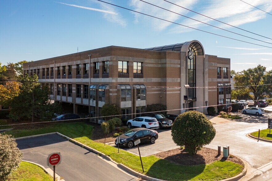 Primary Photo Of 1S443 Summit Ave, Oakbrook Terrace Medical For Lease