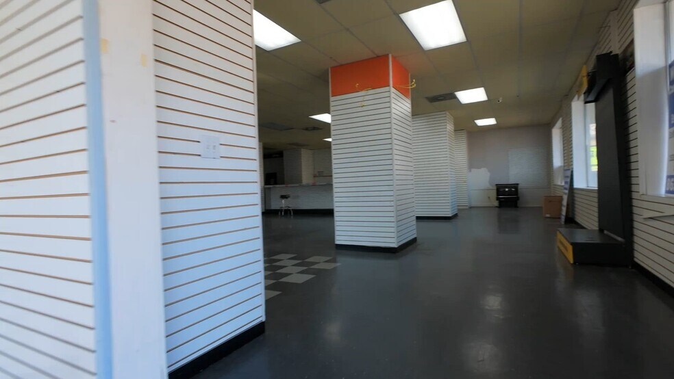 Primary Photo Of 476 N Main St, Clinton General Retail For Sale