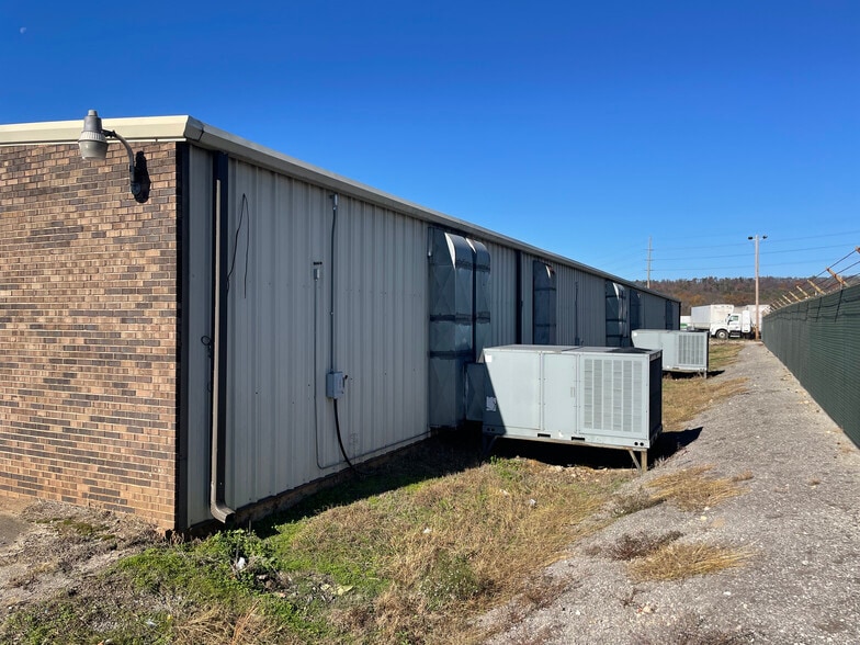 More Photos Of 2501 Commerce Cir, Tarrant Warehouse For Lease