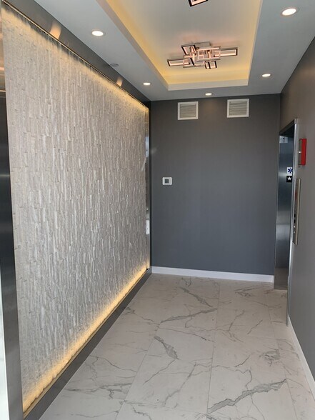 More Photos Of 436 W Frontage Rd, Northfield Medical For Lease