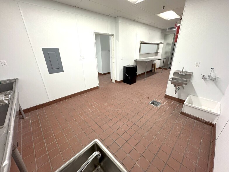 More Photos Of 100-112 W 9th St, Los Angeles Office For Lease