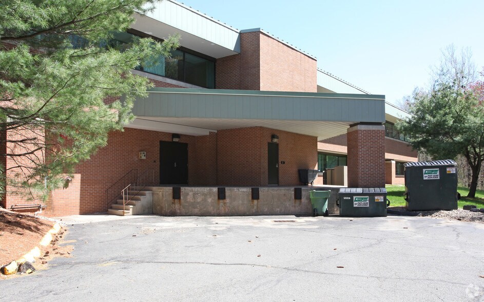 More Photos Of 195 Scott Swamp Rd, Farmington Office For Lease